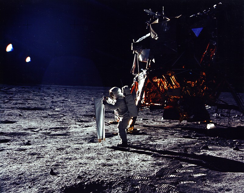 L’astronauta statunitense Buzz Aldrin mentre allestisce un esperimento sul vento solare durante la missione Apollo 11. Crediti: Nasa