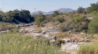 Il complesso igneo del Bushveld (Bic), Sudafrica. Questa immagine mostra un affioramento molto studiato in cui si osservano strati bianchi e neri quasi orizzontali costituito da strati di roccia ignea a forma di bacino. Si è formato in un periodo di circa un milione di anni, dopo il quale sembra essere cambiato minimamente. Crediti: Y. Suzuki