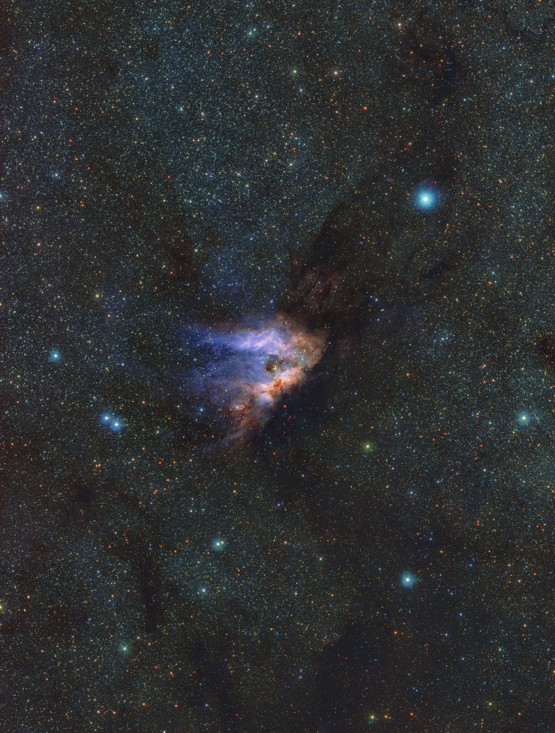 Questa immagine mostra una vista dettagliata all’infrarosso di Messier 17, nota anche come Nebulosa Omega o Nebulosa del Cigno, una nursery stellare situata a circa 5500 anni luce di distanza nella costellazione del Sagittario. Crediti: Eso/Vvvx Survey