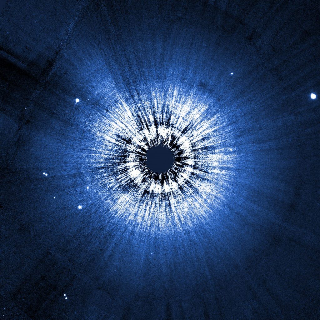 Hubble ha acquisito questa immagine del disco circumstellare intorno alla stella Vega utilizzando lo Space Telescope Imaging Spectrograph (Stis). Crediti: Nasa, Esa, Csa, Stsci, S. Wolff (Università dell’Arizona), K. Su (Università dell’Arizona), A. Gáspár (Università dell’Arizona)